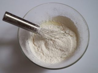 4、日式泡芙蛋糕卷,接着过筛加入低筋面粉与玉米淀粉
