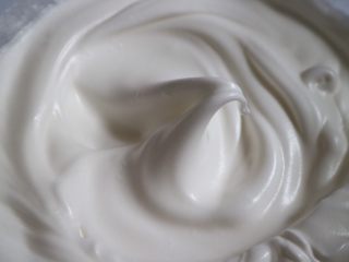 9、日式泡芙蛋糕卷,打发至蛋白霜呈小弯钩状