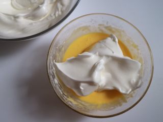 10、日式泡芙蛋糕卷,分两次混合蛋糊,将1/3的蛋白霜加入到蛋黄糊中翻拌均匀