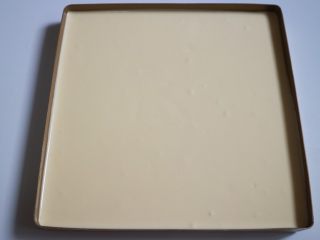 13、日式泡芙蛋糕卷,倒入烤盘,使面糊铺平在烤盘里