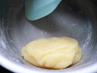 28、日式泡芙蛋糕卷,再开小火加热,直至面糊成团,并且锅底出现一层薄膜即可