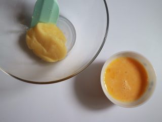 29、日式泡芙蛋糕卷,面团转移到打蛋盆中,全蛋液稍许打散