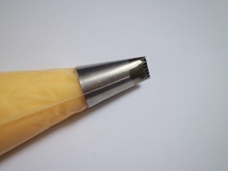 33、日式泡芙蛋糕卷,装入裱花袋,注意裱花嘴一定要选扁口的,这样做出来的泡芙皮才会薄,这个量挤一盘还会有多,所以一般不会不够,但是千万不要用圆形花嘴啊~那样泡芙皮会太厚的