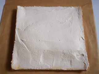 38、日式泡芙蛋糕卷,泡芙皮烤好后我们将蛋糕卷卷起来,涂抹上打发的淡奶油