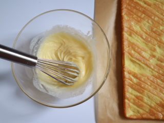 40、日式泡芙蛋糕卷,将炼乳奶油霜搅打顺滑