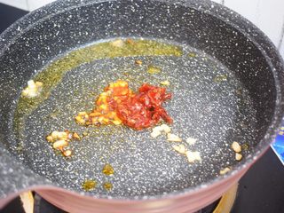 7、香煎豆腐,加入豆瓣酱翻炒出红油