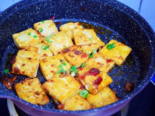 11、香煎豆腐,出锅前撒上葱花即可