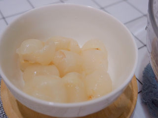 6、荔枝杨梅冷饮????,并将荔枝核去掉