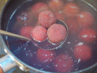 12、荔枝杨梅冷饮????,小火再熬煮10分钟