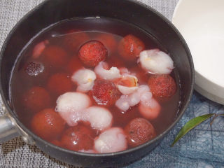 15、荔枝杨梅冷饮????,最后就可以出锅啦～然后乘凉放进冰箱冷藏1小时