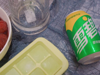 16、荔枝杨梅冷饮????,准备好冰块及雪碧