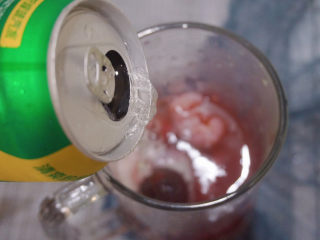 17、荔枝杨梅冷饮????,往荔枝杨梅冷饮里倒入雪碧