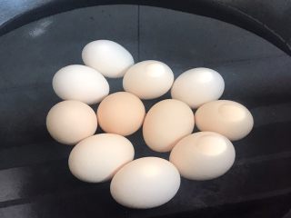 1、茶叶蛋,锅里倒入适量清水 鸡蛋冷水下锅不易破