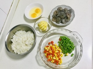 1、菠萝虾仁炒饭,准备材料