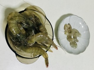 2、菠萝虾仁炒饭,虾洗净，剥壳