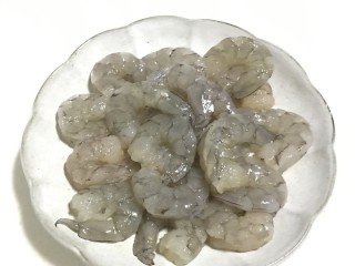 3、菠萝虾仁炒饭,挑去虾线背上和肚皮，开背，总适量的盐和料酒腌制10分钟以上