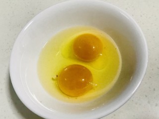 4、菠萝虾仁炒饭,鸡蛋放盐打散