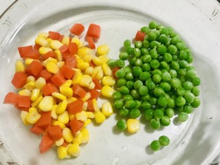 5、菠萝虾仁炒饭,胡萝卜切小丁