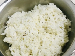 6、菠萝虾仁炒饭,放冰箱后的炒出来口感更佳，(如果是刚包好的方饭打散放冷后再炒，这样炒出来粒粒分明更好吃)