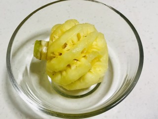 7、菠萝虾仁炒饭,泰国小菠萝切丁(其他菠萝也可以)