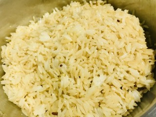 8、菠萝虾仁炒饭,米饭用少量生抽和橄榄油，少许料酒打散，