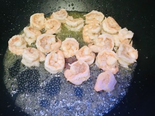 9、菠萝虾仁炒饭,锅内热油爆炒虾仁