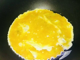 11、菠萝虾仁炒饭,锅内放油加入蛋液