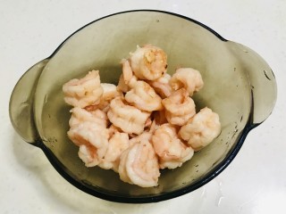 10、菠萝虾仁炒饭,盛出备用