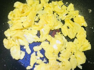 12、菠萝虾仁炒饭,凝固后快速炒散