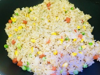 15、菠萝虾仁炒饭,加入米饭翻炒