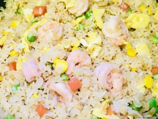 16、菠萝虾仁炒饭,加入虾仁和鸡蛋，放入少许的生抽和盐