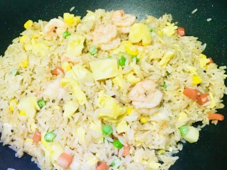 17、菠萝虾仁炒饭,最后加入菠萝丁，一定要最后放，不要时间长炒