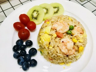 20、菠萝虾仁炒饭,可以用碗压好后倒扣盘中，摆上水果