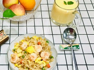 21、菠萝虾仁炒饭,配上杯果汁，完美