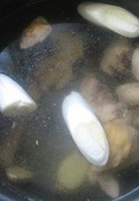 2、排骨酥面,焯烫过的鸡块放入电压力锅中，放入适量的水、葱姜、料酒、盐煲鸡汤