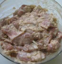 7、排骨酥面,放入适量地瓜粉抓匀