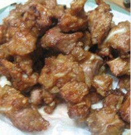 8、排骨酥面,放入油锅中炸至金黄色捞出