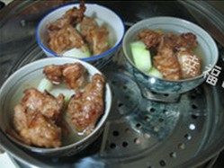 11、排骨酥面,一起放入蒸锅中蒸1小时