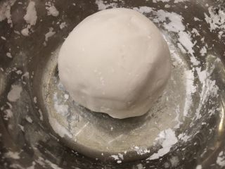 3、水晶蒸饺,揉到成团，光滑，盖起来（防干、冷）