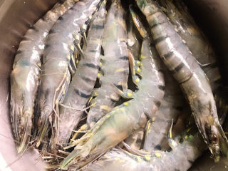 1、黑虎虾汉堡,准备好黑虎虾