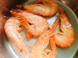 2、黑虎虾汉堡,开水煮熟剥壳备用