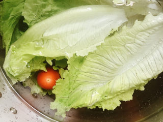 3、黑虎虾汉堡,生菜洗干净后用盐水浸泡一会儿