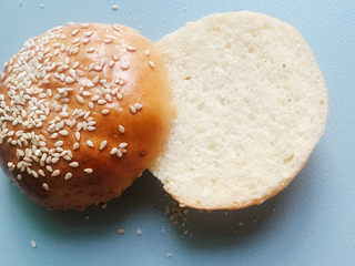 4、黑虎虾汉堡,汉堡胚一分为二