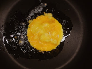 6、黑虎虾汉堡,差不多凝固后取出慕斯圈，撒少许盐