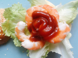 11、黑虎虾汉堡,挤上番茄酱