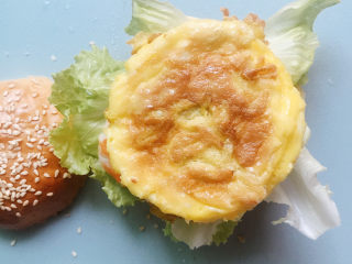 12、黑虎虾汉堡,放上蛋饼
