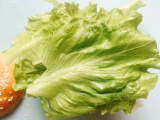 13、黑虎虾汉堡,再放一层生菜