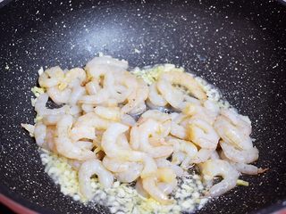 8、虾仁炒鸡蛋,再放入虾仁翻炒至变色变白