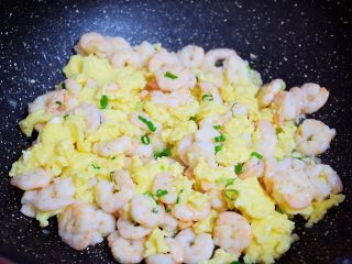 11、虾仁炒鸡蛋,翻炒均匀即可，也可根据个人口味在出锅前再加入盐调味。因之前鸡蛋和虾仁也有加入盐，所以我最后就没再下盐了。