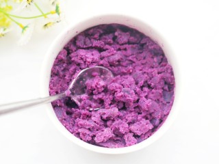 4、奶香芒果夹心紫薯球,捣成泥。